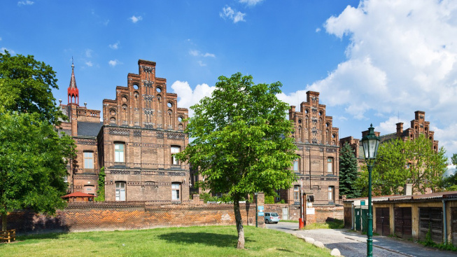 U Apolináře v noci hořel automat na kávu, hasiči evakuovali i novorozence