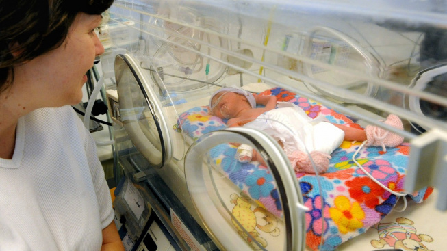 Viktorka, najmanjša dojenčica v zgodovini OLSKE bolnišnice, uspešno okreva