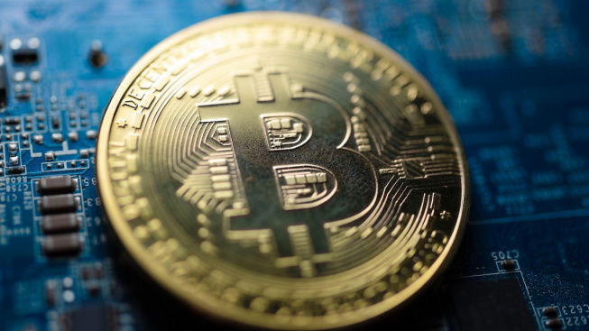 Cena kryptoměny bitcoin poprvé překročila hranici 124.000 dolarů