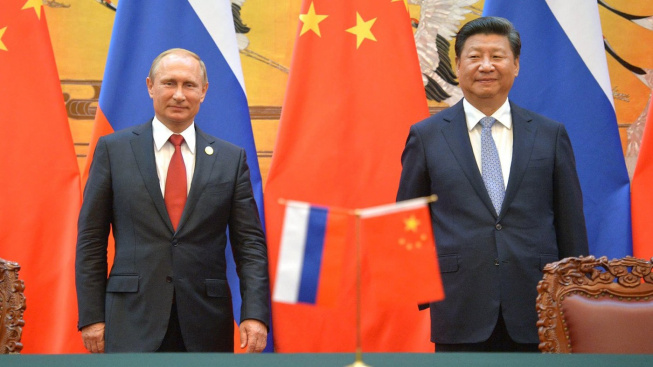 Zapnutý mikrofon zachytil rozhovor Putina a Sia o vědě a nesmrtelnosti