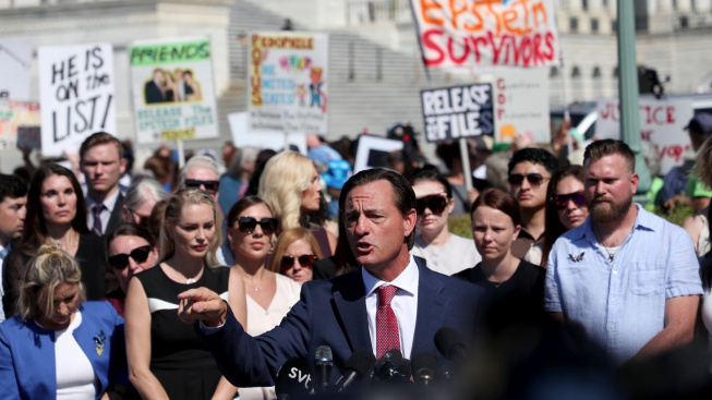 Oběti sexuálního zneužívání Epsteinem chystají vlastní seznam spolupachatelů