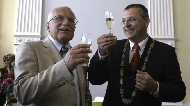 Nacionalni center proti organiziranemu kriminalu aretiral devet ljudi zaradi domnevnih goljufij z javnimi naročili