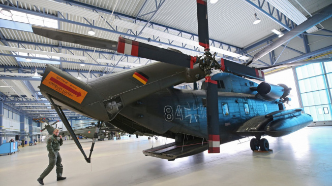 ČR je připravena poslat na pomoc Polsku tři vrtulníky, země o vyslání požádala