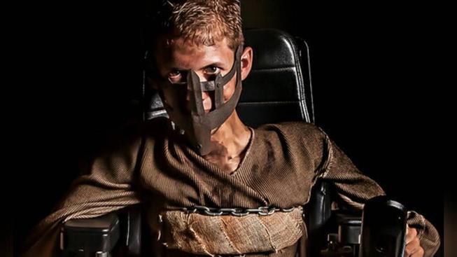 Tělesně postižený chlapík proměnil svůj invalidní vozík v epický cosplay z Mad Maxe