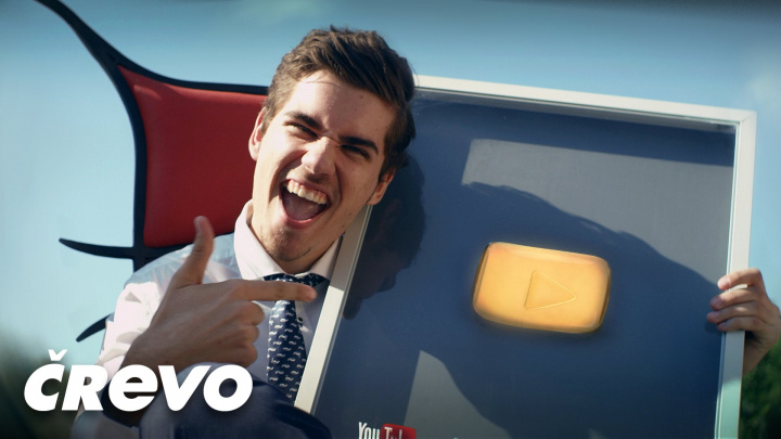 Gogo rapuje, twerkuje, hraje golf a vozí se v káře za 12 milionů