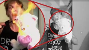 Fanoušek zapálil medvídka pro Leonarda DiCapria