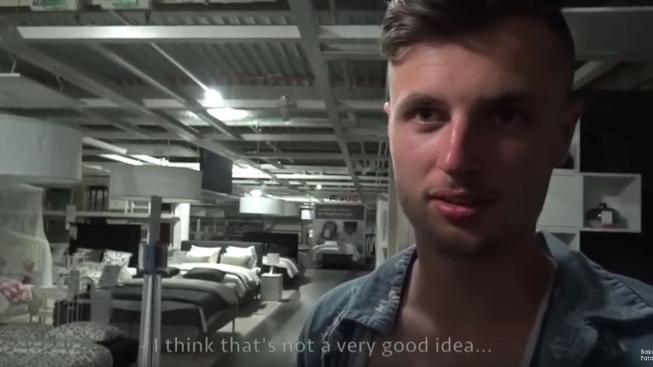 Youtubeři tajně strávili noc v IKEA zavřeni ve skříních