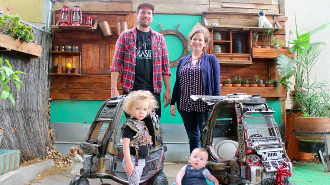 Tatínek přestavěl dětská autíčka pro svoje děti na šílené vozy z Mad Maxe!