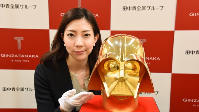 Pořiďte si zlatou helmu Darth Vadera v ceně 35 milionů korun