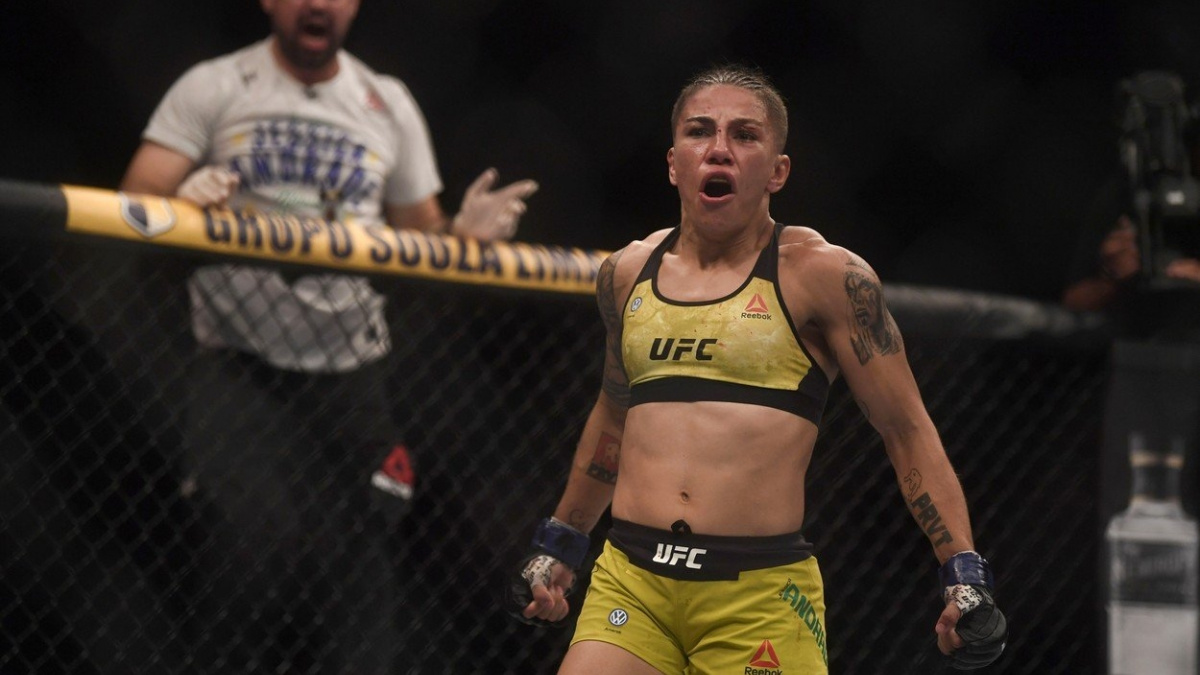 Bývalá šampionka Andrade po dvou prohrách opět vítězí. V nové váze ji k tomu stačilo jedno kolo