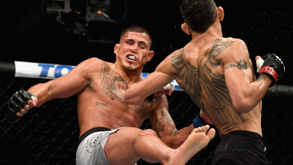 Ferreira nenechal Pettise bojovat v postoji a na začátku druhého kola ho uškrtil