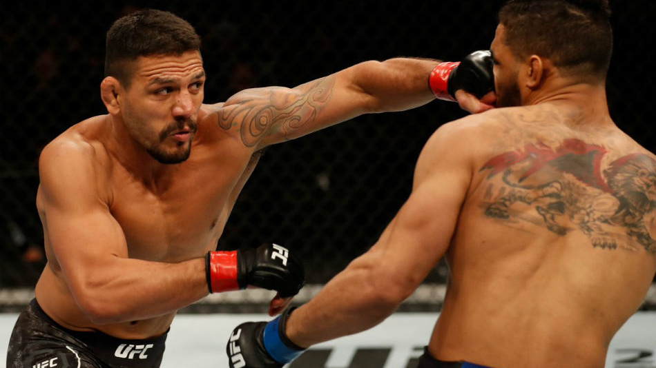 Rafael dos Anjos ve vyčerpávajícím zápase donutil Leeho odklepat