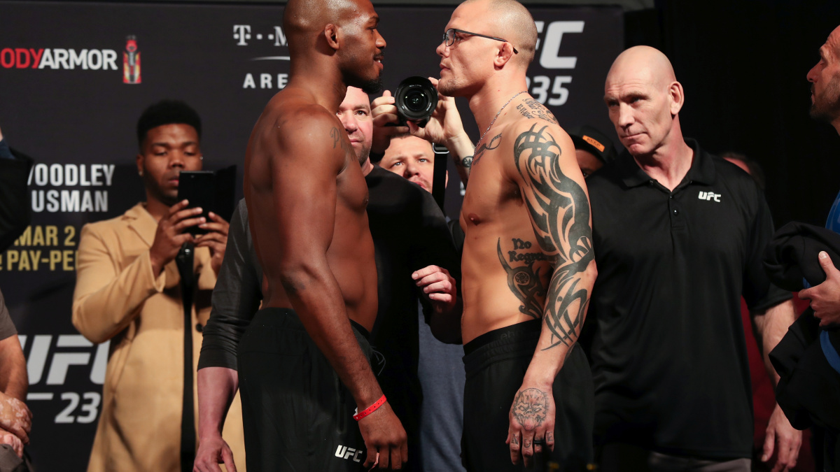 Jones si rýpl do Smithe a jeho souboje s lupičem: "Z mého domu by neodešel po svých".