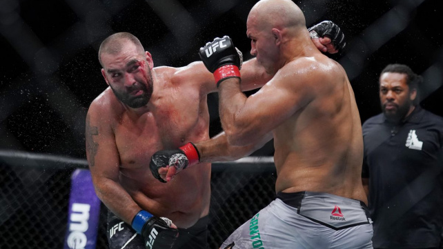 Blagoy Ivanov dostal při rvačce nůž přímo do hrudi. Přežil jistou smrt a teď bojuje v UFC