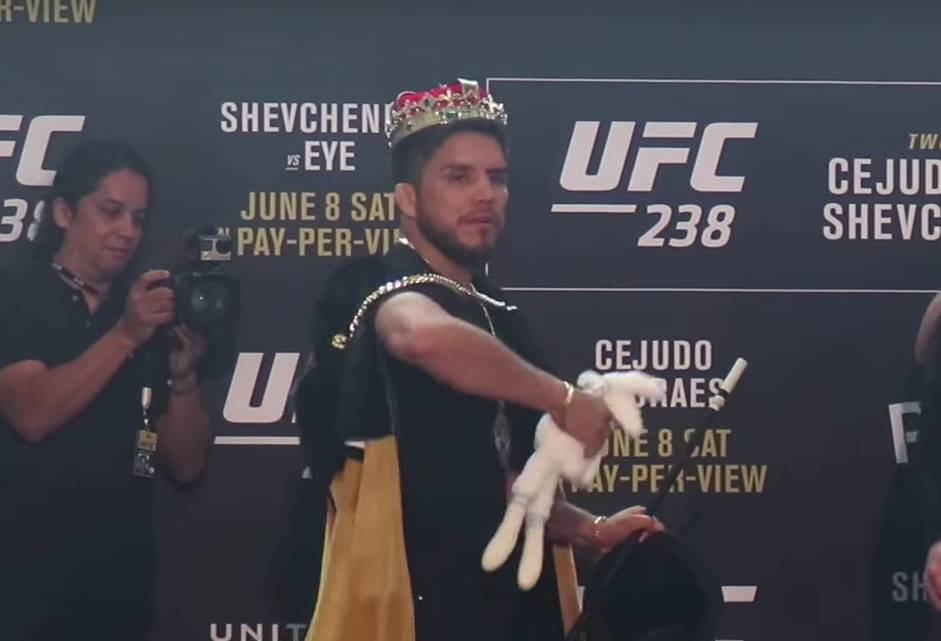 Henry Cejudo se zbláznil, při staredownu tahal z klobouku gumového hada a plyšového králíka