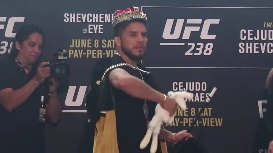 Henry Cejudo se zbláznil, při staredownu tahal z klobouku gumového hada a plyšového králíka