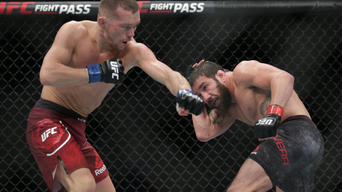 Ruský bijec Petr Yan dál drtí soupeře a chce bojovat o titul