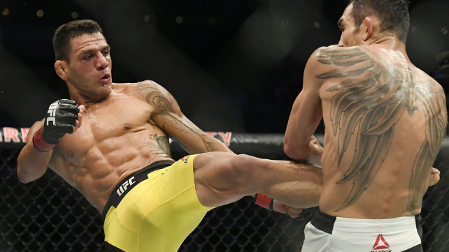 Chiesa se na sobotním UFC pokusí vyzrát na bývalého šampiona dos Anjose.