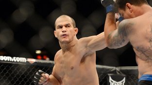 Junior Dos Santos vinou zranění odstupuje z duelu proti Volkovovi