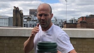 Holloway rozjel mánii s otevíráním lahve kopem, účastní se i Jason Statham či Conor McGregor