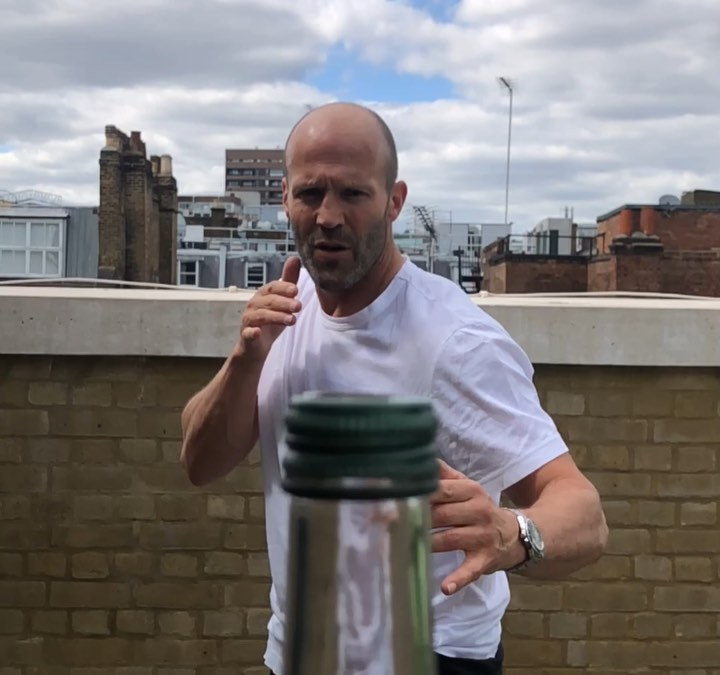 Holloway rozjel mánii s otevíráním lahve kopem, účastní se i Jason Statham či Conor McGregor