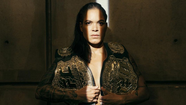 Amanda Nunes si svoje šampionské pásy bere opravdu všude - i do sprchy