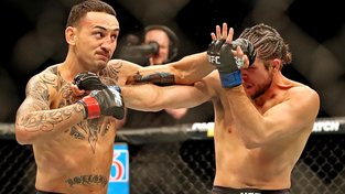 "Když chcete být šampionem ve dvou vahách, neexistuje výmluva," říká odhodlaně Max Holloway