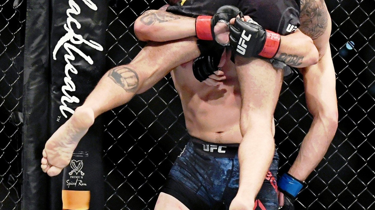 Konečně výhra a peníze - Ray Borg si v kleci vydělává na účty za operaci syna