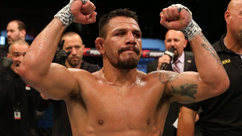 Islam Makhachev nemůže o víkendu zápasit a Rafael dos Anjos tak narychlo vyzval Michaela Chandlera