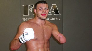 Jednoruký bojovník Nick Newell podepsal profesionální smlouvu s americkým Bellatorem