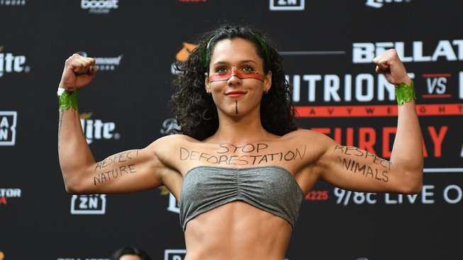 V pátek protestovala MMA bojovnice za deštné pralesy, v sobotu zvítězila v kleci