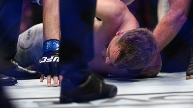 Maročan Azaitar knockoutoval Fina Packalena úderem, z něhož mrazilo