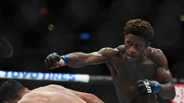 Velkou noc plnou zápasů otevřelo trio přestřelek v postoji