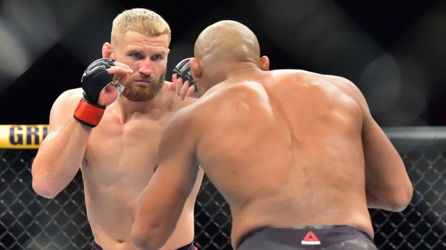 Blachowicz se i přes zraněnou nohu dotrápil k vítězství na body