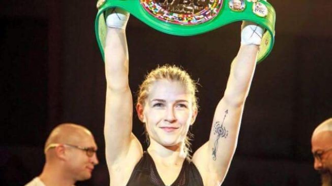 Boxerka Fabiana Bytyqui obhájila šampionský pás WBC a zůstává neporažená