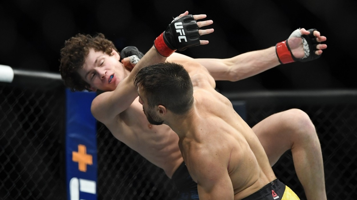 Předvoj hlavní karty UFC předvedl brilantní jiu-jitsu i tvrdá KO