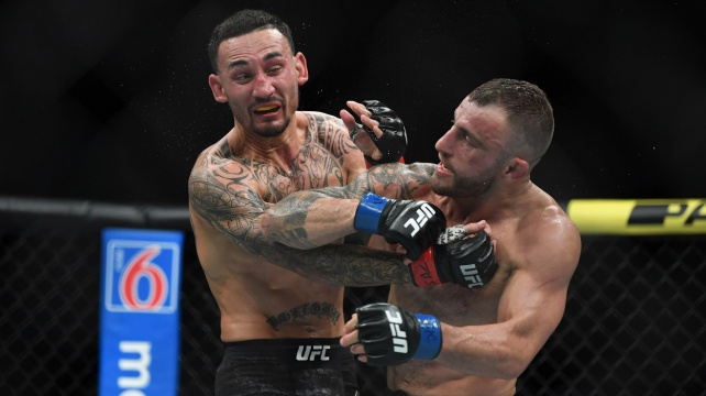 Max Holloway na zápas s Volkanovskim trénoval „online“ a věří si, že to bude stačit: „Bojoval jsem celý svůj život“
