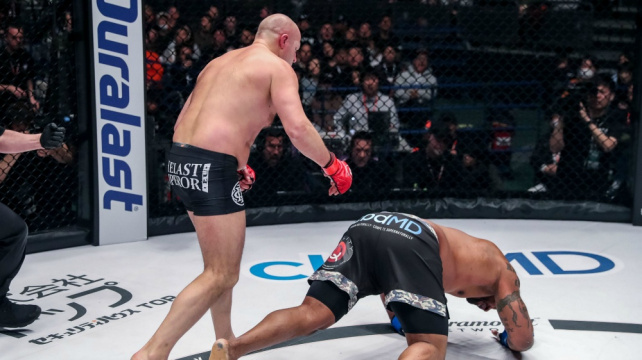 Legendární Fedor Emelianenko knockoutoval Jacksona v prvním kole, přesto plánuje ukončit kariéru