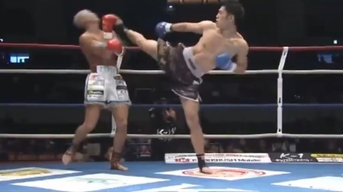 Nádherné KO! Kickboxer ukončil zápas kopem z otočky