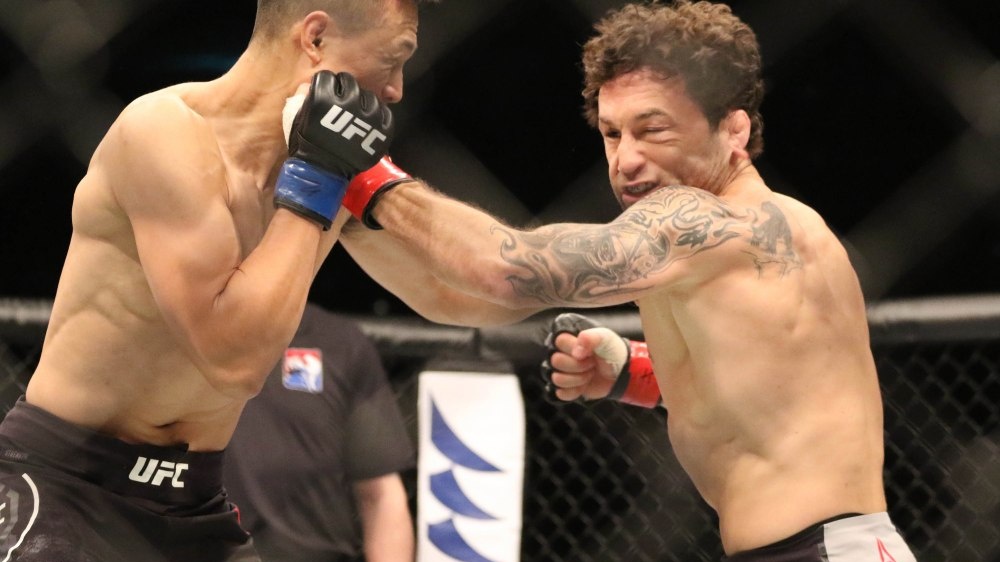 Edgar léčí zranění způsobené "korejskou zombie" a plánuje budoucnost