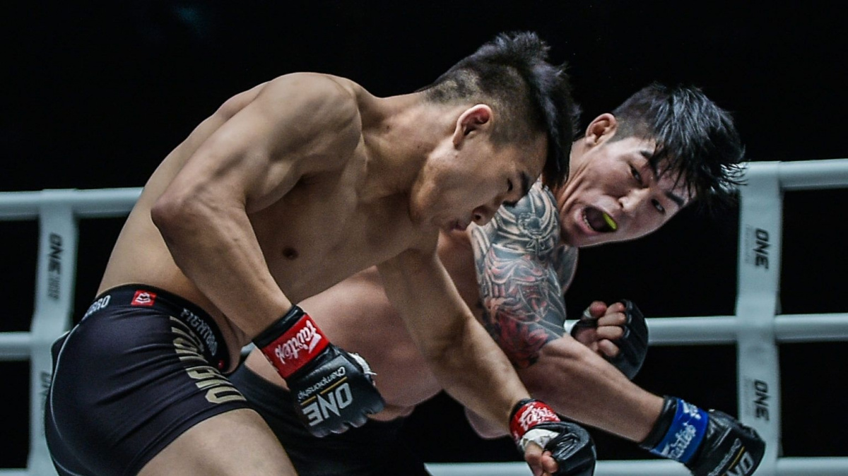 Čínský zápasník dostal KO a pak se ještě „pustil“ do rozhodčího