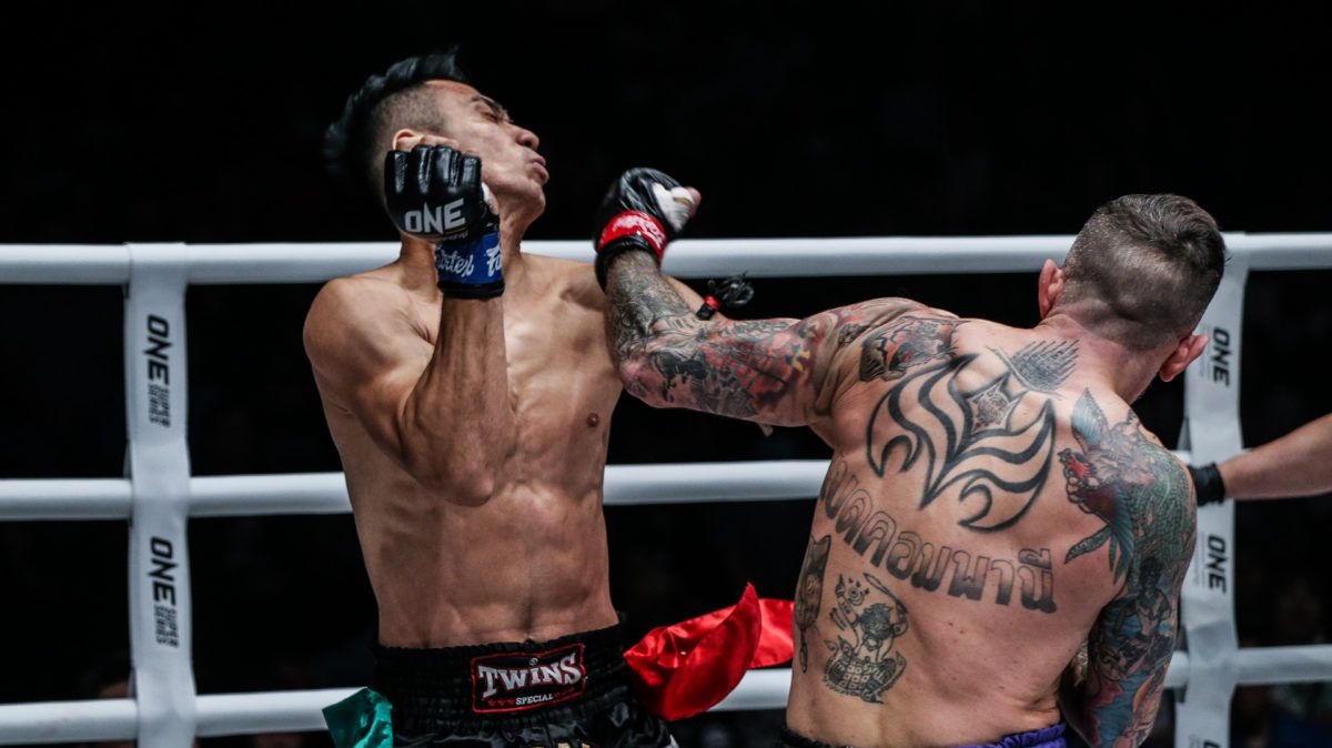 Stačilo vteřinové zaváhání a Liam Harrison poslal Mahmouda tvrdě k zemi