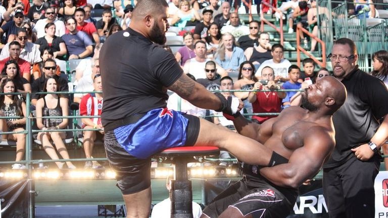 Nejbizarnější bojový sport, který naštěstí skončil v propadlišti dějin? MMA páka!