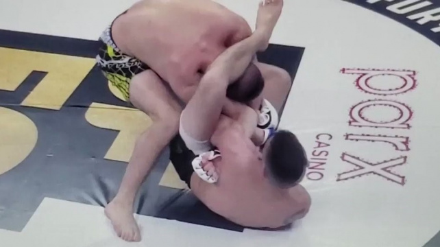 MMA zápasník si raději nechal zlomit ruku, než aby se vzdal