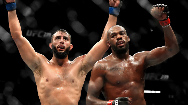 Jones obhájil svůj titul, ale Reyes dost možná vyhrál zápas