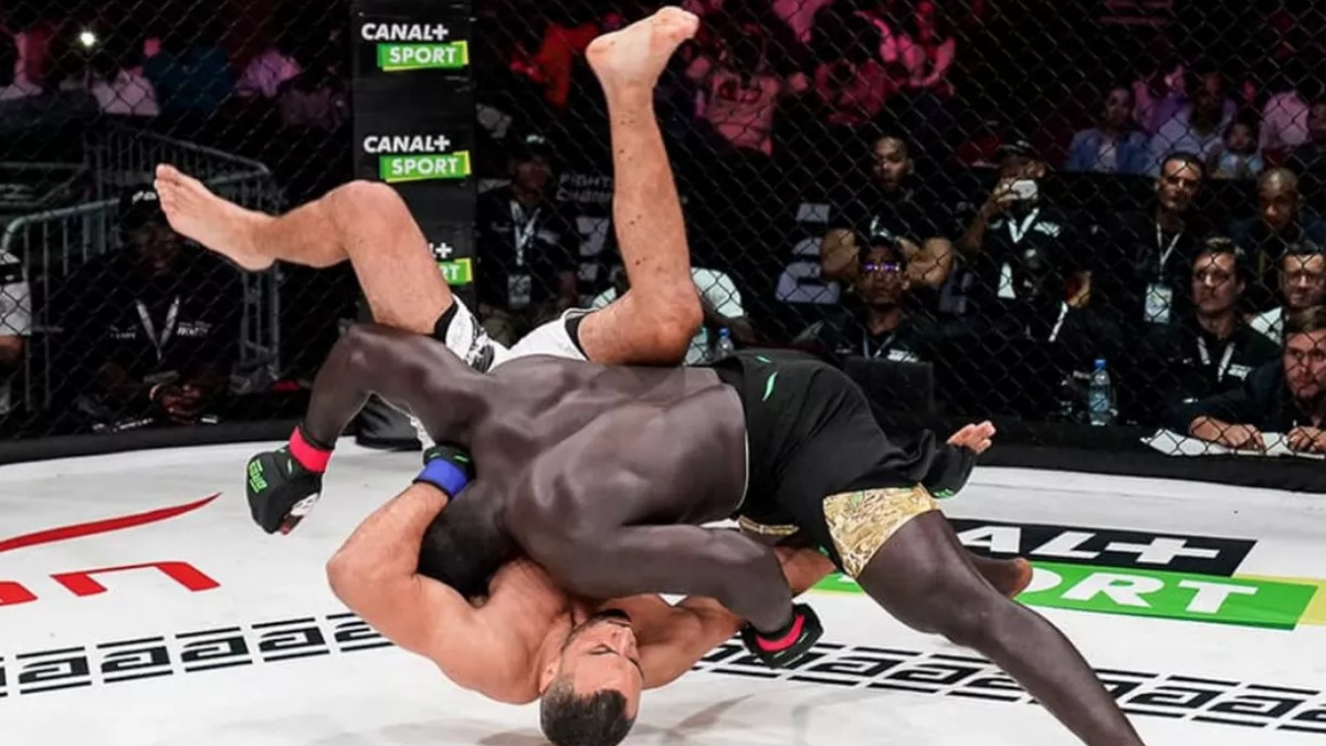 Herkules ze Senegalu zdemoloval svého soupeře. Teď jej čeká další oběť