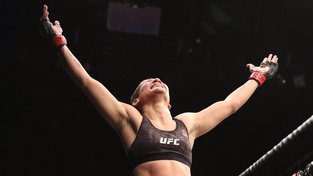 Přesně na bradu. Brazilka zabránila vyhazovu z UFC nádherným knockoutem