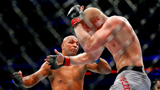 Novozélandský těžkotonážník Ben Sosoli vlétl do zápasu bezhlavě, dostal KO po pár vteřinách