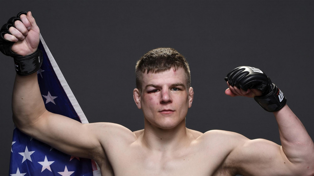 Grant Dawson prodloužil vítěznou sérii. Minnera uškrtil v druhém kole.