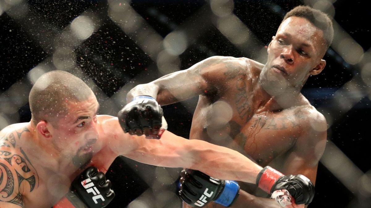 Připomeňte si, jak Adesanya v souboji s Whittakerem získal titul střední váhy